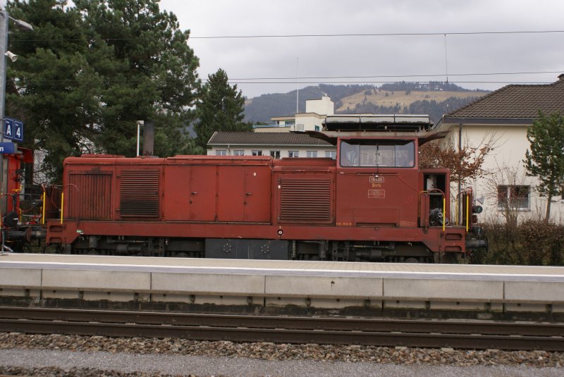 SBB BM 4/4 18406 am 01.03.2008 vor einem Rettungszug im Bahnhof Lachen.
Erbauer: SLM/SAAS 71960 - 1970/ 1435mm / 620kw / 72t 7 75kmh.