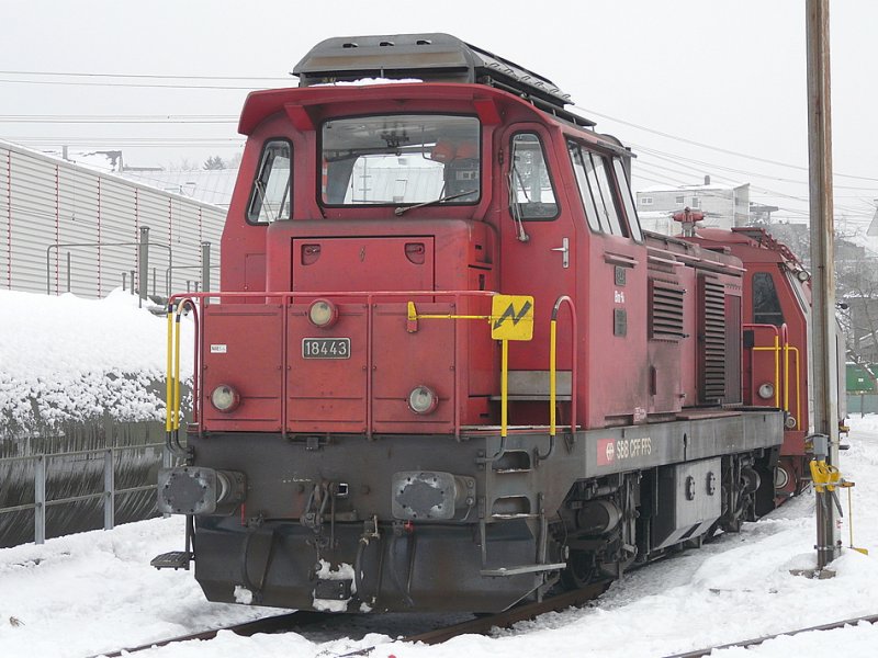SBB - Bm 4/4  18443 vor dem Hilfszug im Depotareal in Biel/Bienne am 11.01.2009