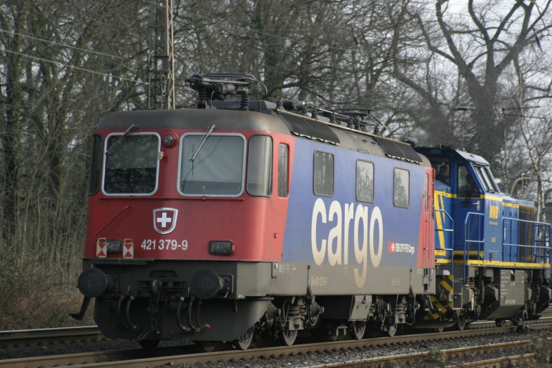 SBB Cargo 421 379 zusammen mit MWB Lok V2305 am 7.3 in Ratingen-Lintorf