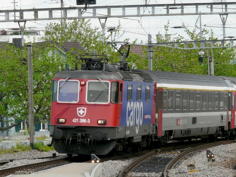 SBB cargo - 421 396-3 mit Schnellzug unterwegs nach Zrich bei der durchfahrt im Bahnhof von Wil am 25.05.2008