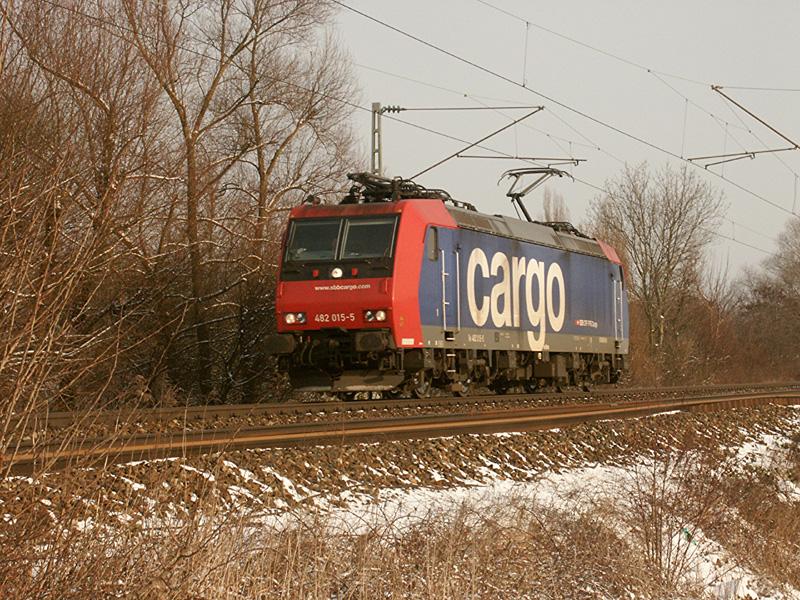 SBB Cargo 482 015-5 am 27.01.06 zwischen Bietigheim-Bissingen und
Sachsenheim.