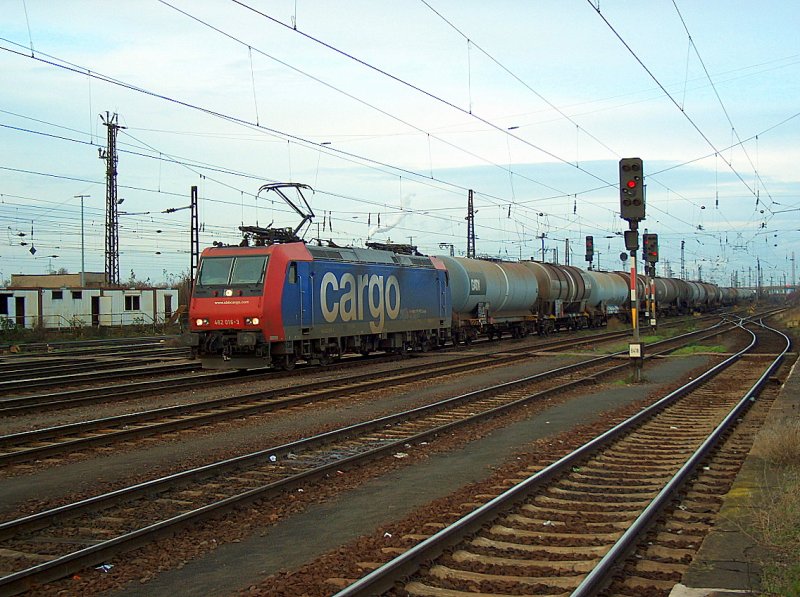 SBB Cargo 482 016-3 mit einem Kesselwagenzug, am 02.12.2008 in Großkorbetha.
