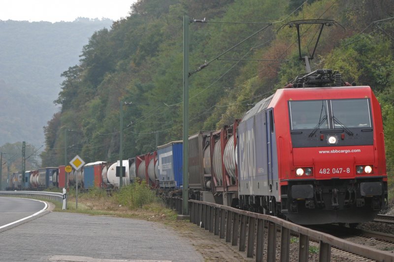 SBB Cargo 482 047 durchfhrt am 21.10.09 Kaub