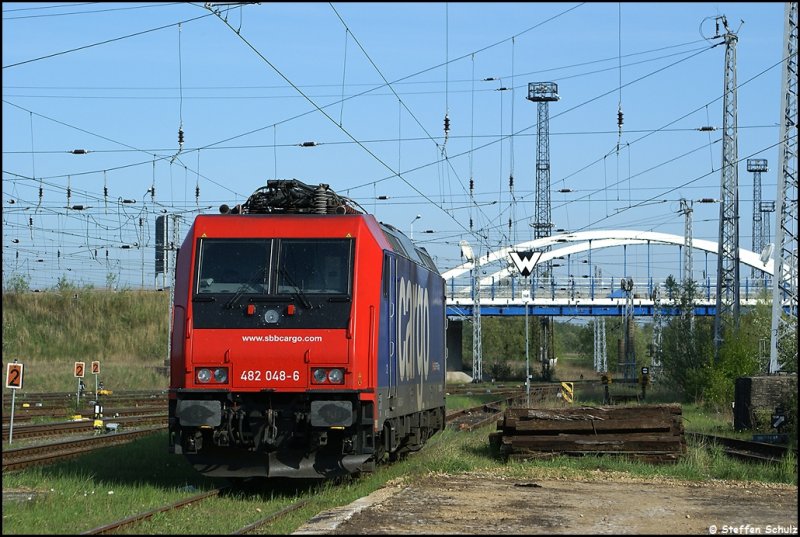 SBB Cargo 482 048 stand am 02.05.09 im Rostocker Seehafen auf hhe des Hp Hinrichsdorferstrae abgestellt.