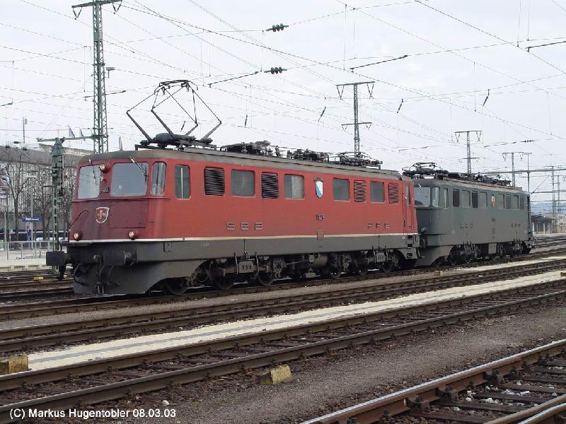 SBB Cargo Ae 610 (Ae 6/6) 11426 (Stadt Zrich)in Rot und eine Grne Schwesterlok am 08.03.03 in Singen (Htw)