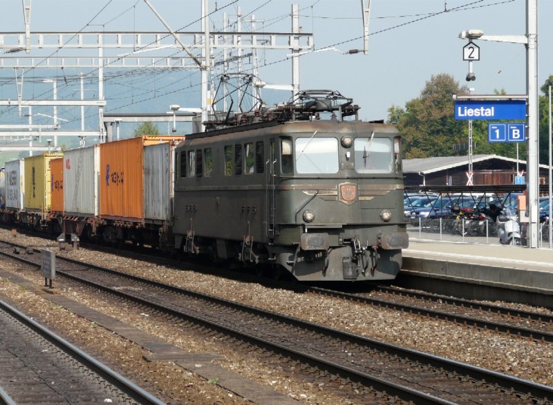 SBB Cargo  - Ae 6/6 11411 mit Gterzug unterwegs bei der Durchfahrt im Bahnhof von Liestal am 19.09.2008