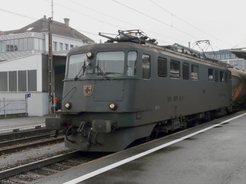 SBB Cargo  - Ae 6/6 11462 mit Gterzug unterwegs bei der Durchfahrt im Bahnhof von Zofingen am 19.09.2008