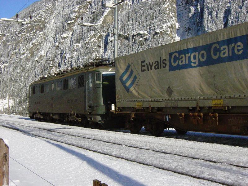 SBB Cargo Ae 6/6 alls Schublok hinter einem Gterzge auf der Gotthard-Nordrampe kurz vor Gschenen am 25.01.2003