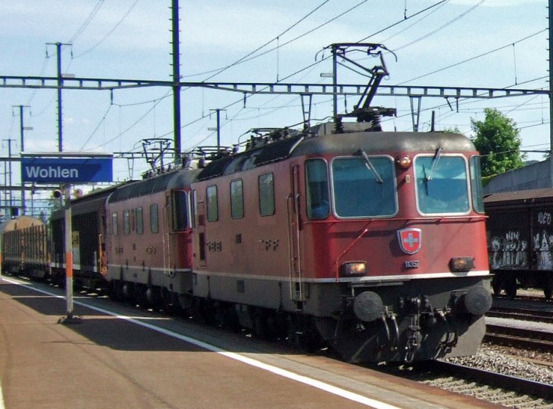 SBB-Cargo: Am 20.5.09 durchfahren die Re 4/4 III 11357 und die Re 6/6 11653  Gmligen  mit einem Gterzug den Bahnhof Wohlen.