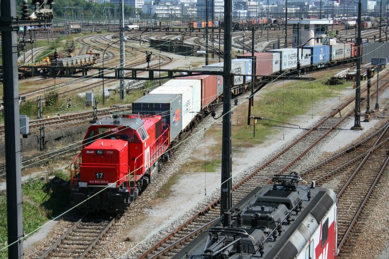 SBB cargo Am 843 003-5 mit Blick ber den sdlichen Teil des Rangierbahnhofs Mutenz am 27.8.2008.