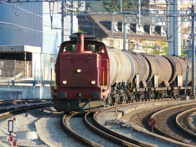 SBB Cargo - Bm 4/4 18414 mit Kesselwagen auf dem RBS Dreischienen Geleise unterwegs nach Worblaufen im Bahnhof Oberzollikofen am 