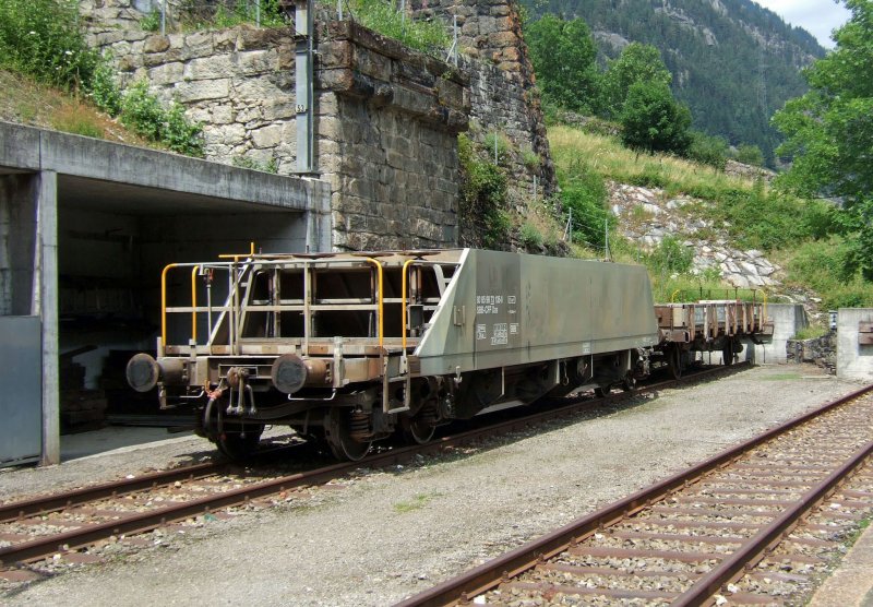 SBB-Cargo: Das einzige Rollmaterial, das am 22.7.09 in Wassen stand, waren diese beiden Gterwagen. Der Schotter-Schttgutwagen hat die Betriebsnummer Xas 80 85 98 73 135.