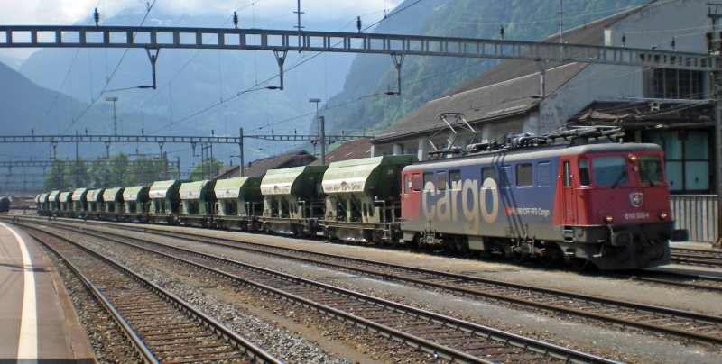 SBB-Cargo: Die Ae 610 508  Wettingen  wird diesen randvollen Schoter- und Steinzug, aus dem Bahnhof Erstfeld ziehen. (29.5.09)