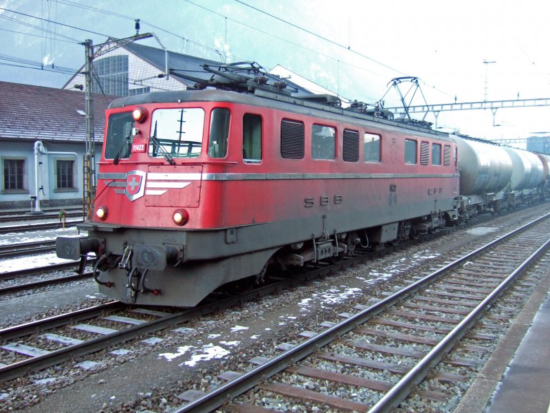 SBB-Cargo: Die Ae 6/6 11422  Vaud  erreicht am Morgen des 16.1.09 mit ihrem Gterzug Erstfeld. Diese Lokomotve leistete am selben Tag noch einen Schiebdienst am Gotthard. 