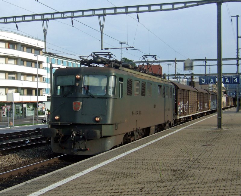 SBB-Cargo: Die Ae 6/6 11467  Zofingen  passiert den Bahnhof Dietikon am 31.7.09. Man knnte meinen sie ziehe hier einen Hbis- Ganzzug, am Schluss des Zuges waren aber nopch andere Gterwagenarten angehngt.