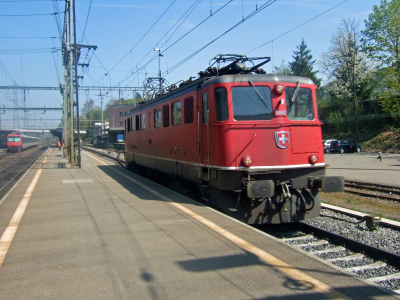 SBB- Cargo: Die Ae 6/6 11490  Rotkreuz  durchfhrt solo den Bahnhof Othmarsingen. (15.4.09)