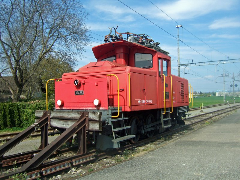 SBB- Cargo: Die Ee 3/3 16450 ist seit einiger Zeit in Rotkreuz abgestellt und wartet auf einen Einsatz oder auf eine Verschrottung. Diese Rangierlokomotive bediente eine lange Zeit das Anschlussgleis in Ebikon und Buchrain. Diese Aufgabe erledigt seit einiger Zeit jedoch ein Te 2/2. (15.4.09)