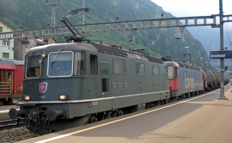 SBB-Cargo: Die grne Re 4/4  11347 zieht mit der Re 620 047  Bex  im Cargo-Look, einen Gterzug durch den Bahnhof Erstfeld am 29.5.09.