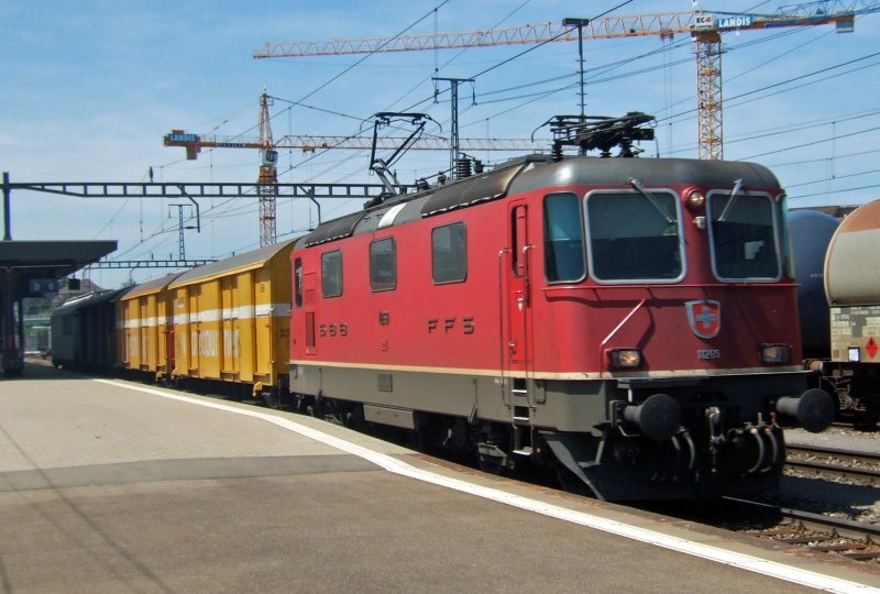 SBB-Cargo: Die Re 4/4  11269 durchfhrt mit drei Post- und einem Khlwagen den Bahnhof Rotkreuz, am 20.5.09.