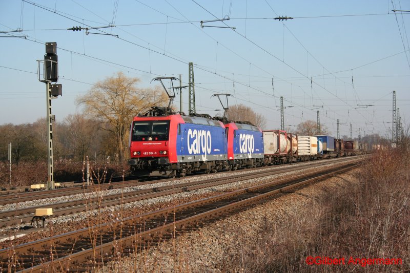 SBB-CARGO in Doppelbespannung.
Re 482 004-9 und 482 030-4 am 24.02.2008 in Niederschopfheim.