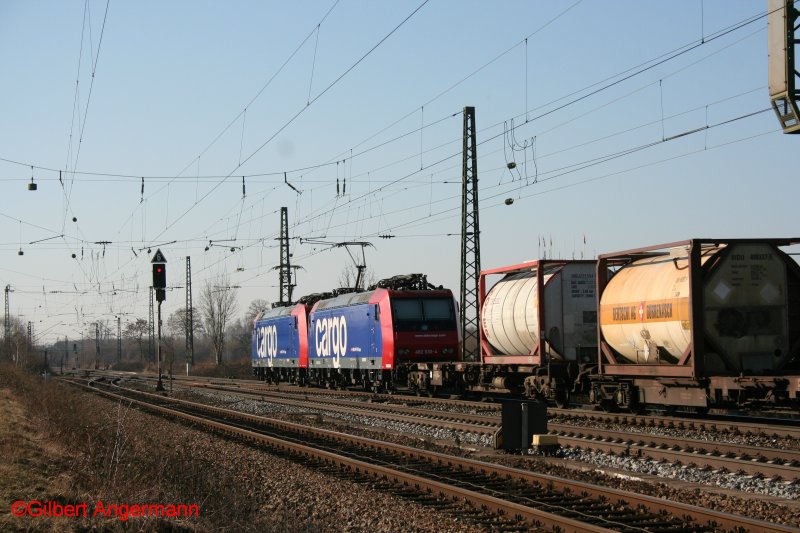 SBB-CARGO in Doppelbespannung.
Re 482 004-9 und 482 030-4 am 24.02.2008 in Niederschopfheim.

