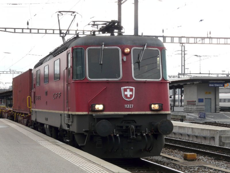 SBB Cargo - Durchfahrender Gterzug mit E-Lok Re 4/4  11327 im Bahnhof von Biel / Bienne am 19.01.2008