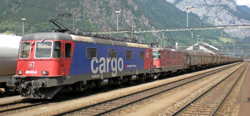 SBB-Cargo: Ebenfalls ein tglicher Gterzug am Gotthard stellt jener mit den  Teleskopwagen  dar. Am 29.5.09 wird er von der Re 620 012  Regensdorf  und der Re 4/4  11247 gezogen und von der Re 4/4III 11363 geschoben. (Erstfeld)
