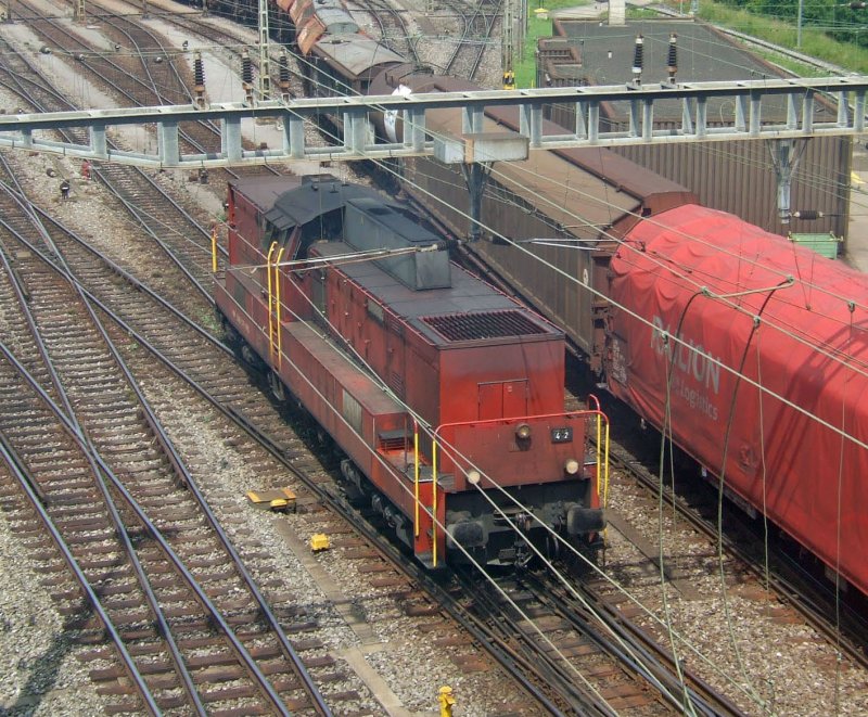 SBB-Cargo: Ein angestelltes Rangiertier des RBL: Die Am 6/6 18525, welche am 31.7.09 im RBL Gterwagen den Berg ruterschob.