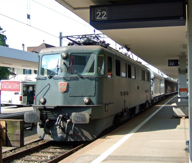 SBB-Cargo: Ein weiterer Gterzug trifft am 16.7.09 in Langenthal ein. Diesmal mit der Ae 6/6 11467  Zofingen , der auf der einen Seite das Nummernschild gestohlen wurde.
