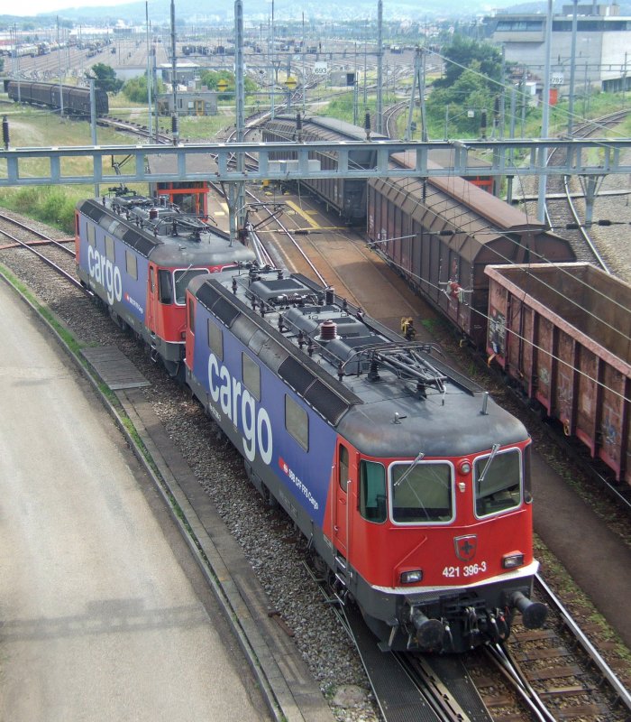 SBB-Cargo: Eine Doppeltraktion von 2 Re 421 Loks. Nach getaner Arbeit und nach (fast logischerweise) langer Fahrt sind die Re 421 396 und 380 am 31.7.09 auf dem Weg zum Depot vom RBL. Im Hintergrund: der Ablaufberg der Gterwagen und das GW-Feld des RBL.