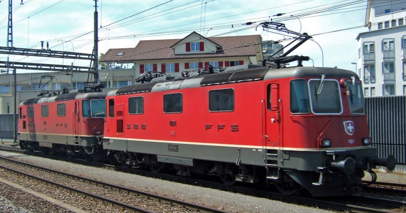SBB-Cargo: Eine saubere Re 4/4  (11294) und eine schmutzige Re 4/4  (11241) verlassen am 20.5.09 den Bahnhof Rotkreuz.