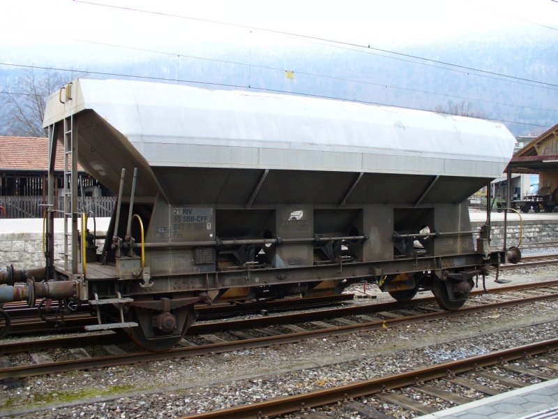 SBB Cargo - Gterwagen Typ Fcs 21 85 645 0 281-1 im bls Bahnhof von Grenchen Nord am 16.12.2007