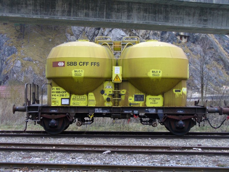 SBB Cargo - Gterwagen Typ Ucs 21 85 910 4 218-7 im Bahnhofsareal von Reuchenette-Pery am 16.12.2007