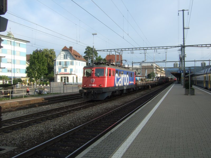 SBB-Cargo: In der Morgensonne des 31.7.09 legt die Ae 610 482  Delmont  einen kurzen Halt im Bahnhof Dietikon ein.