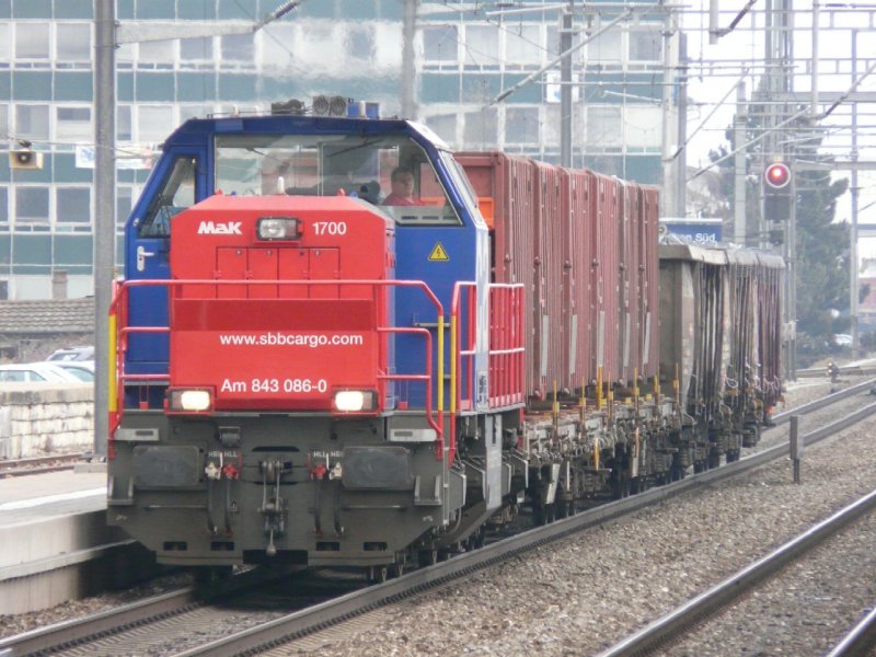 SBB Cargo - MaK 1700 Am 843 086-0 mit 5 Gterwagen beim Rangieren im Bahnhof von Grenchen Sd am 15.02.2008