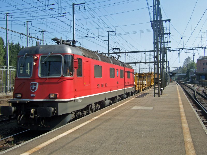 SBB- Cargo: Mit einem Bauzug durchfhrt die Re 6/6 11654  Villeneuve  den Bahnhof Othmarsingen. (15.4.09)