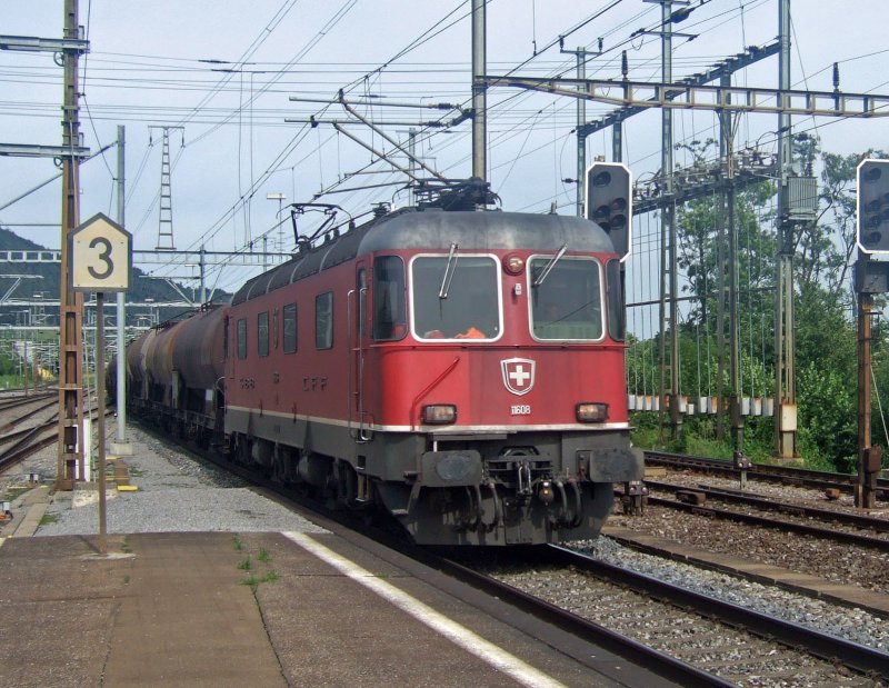 SBB-Cargo: Mit einem Kesselwagenganzzug durchfhrt die Re 6/6 11608  Wetzikon  den Bahnhof Killwangen-Spreitenbach. (31.7.09)