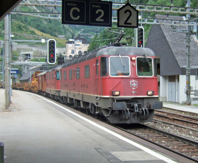 SBB-Cargo: Mit einem sehr langen Gterzug durchfahren die Re 6/6 11634  Aarburg-Oftringen  und die Re 4/4  11291 den Bahnhof Gschenen, am 22.7.09.
