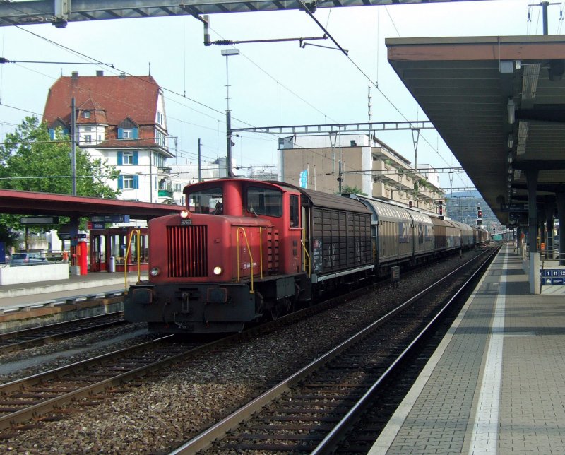 SBB-Cargo: Mit einer sehr langen Gterwagenkomposition wendet der Tm IV 8763 im Bahnhof Dietikon. (31.7.09)