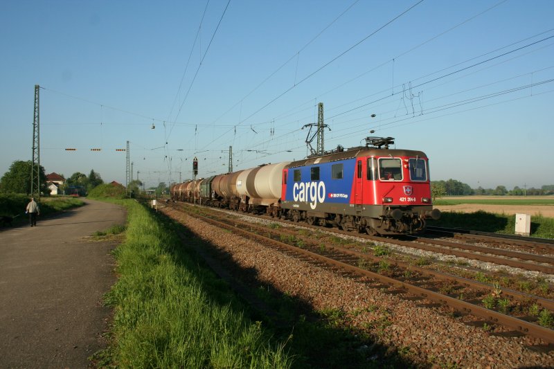 SBB Cargo Re 421 394-8 vor Kesselwagenzug am 7.5.2008 in Niederschopfheim.