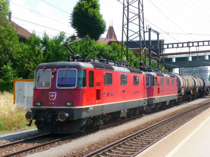 SBB Cargo - Re 4/4 11274 und Re 4/4 11331 vor Gterzug im Bahnhof von Zollikofen am 01.07.2009