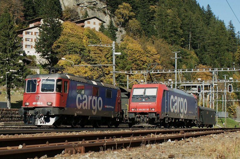 SBB Cargo: Re 4/4 II und Re 484 in Gschenen am 10. Oktober 2008
