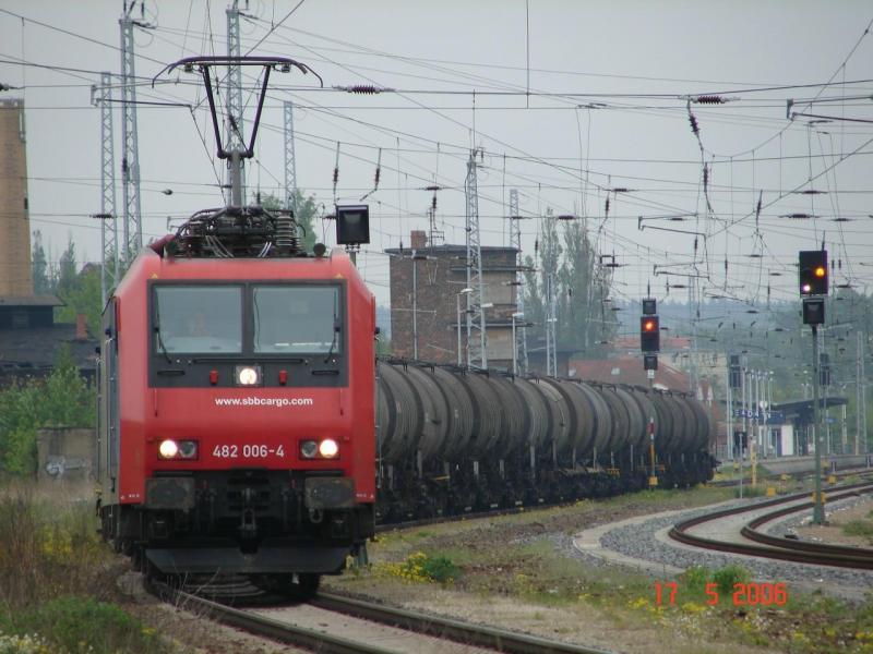 SBB Cargo Re 482 006-4 auf dem Weg in Richtung Seehafen Rostock. Hier bei der durchfahrt von Gstrow.17.5.06