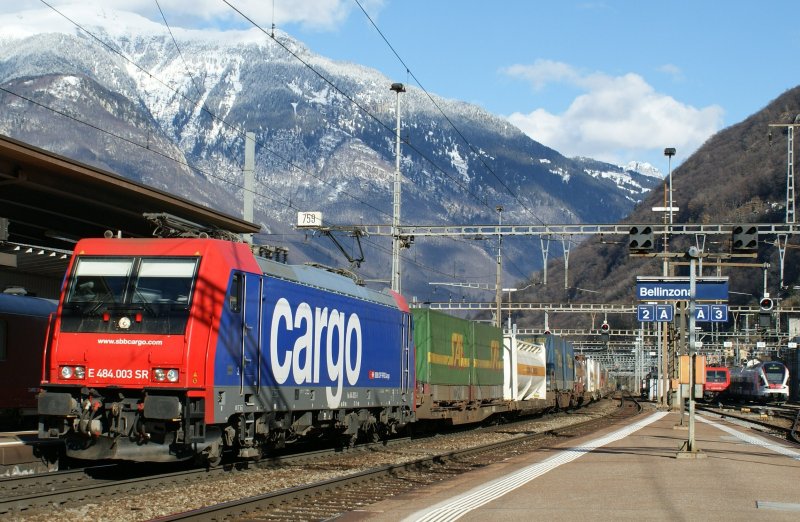 SBB Cargo Re 484 003 mit einem Gterug bei der Durchfahrt in Bellinzona am 22. Januaar 2009