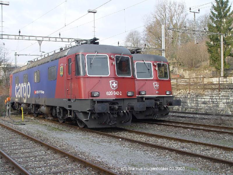 SBB Cargo Re 620 042-2 und Re 6/6 11664 abgestellt am 01.03.03 in Schaffhausen