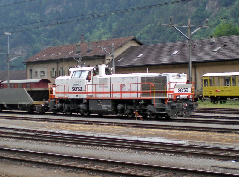 SBB-Cargo, Sersa: Im Einsatz von SBB-Cargo war am 29.5.09 die Am 843 153  Cinderella , im Umgebungsraum von Erstfeld.