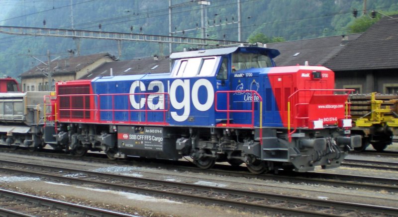 SBB-Cargo: Viele Schotter- und Gesteinsz�ge zog am 29.5.09 die Am 843 074  Uristei  durch Erstfeld. 