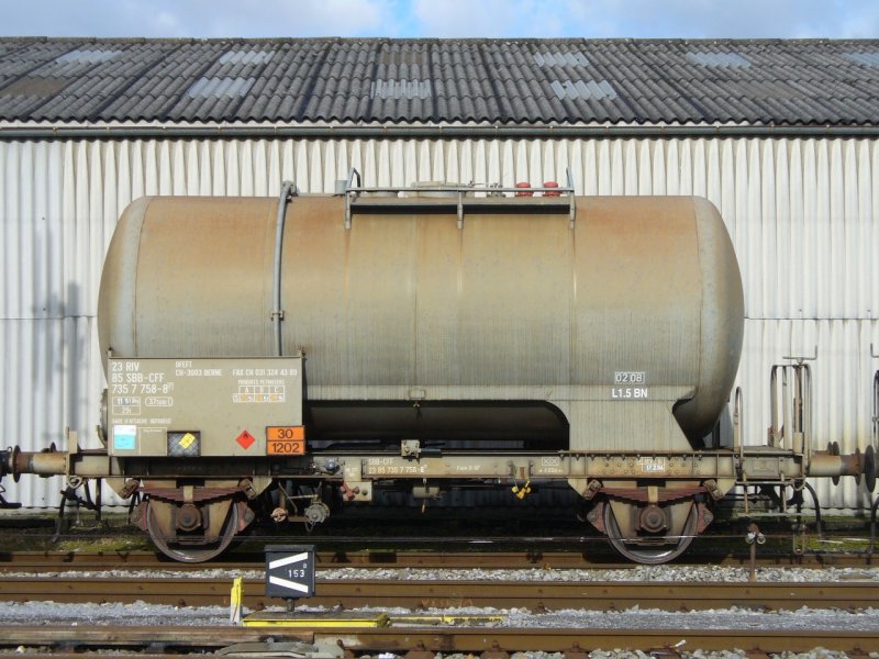 SBB Cargo - Zisternenwagen Zcs 23 85 735 7 758-8 im Gterbahnhof von Biel / Bienne am 02.02.2008