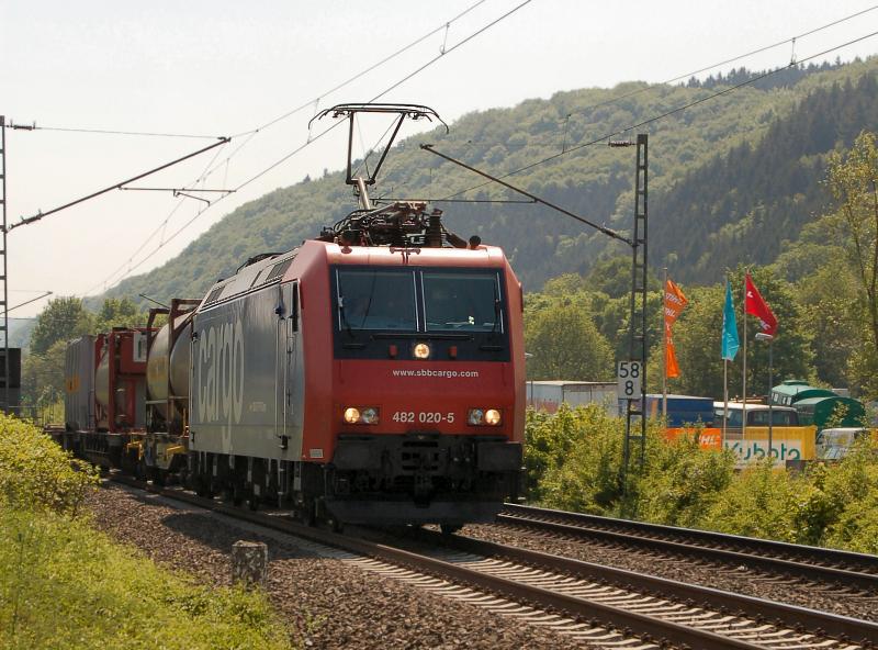 SBB Cargolok 482 020-5 zwischen Bad Breisig und Sinzig am 10.05.06