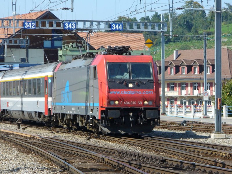 SBB - Cisalpino / SBB E-Lok 484 016-1 in den Cisalpino Farben bei der einfahrt in den Bahnhof von Spiez am 13.09.2007